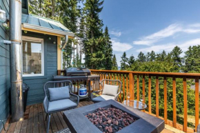 Seaside Getaway by AvantStay Deck w Views